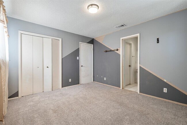 Building Photo - 9407 N Creek Dr