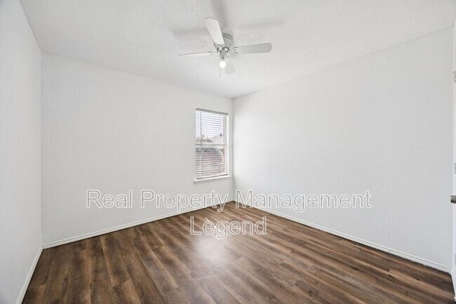 Building Photo - 8109 Dripping Springs Dr