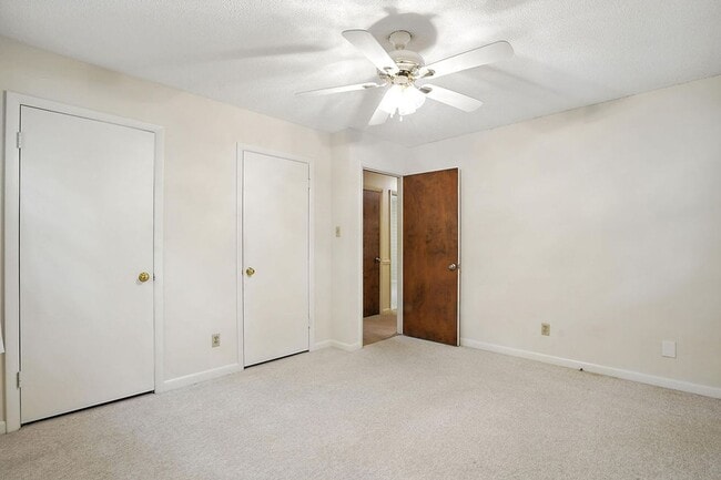 Building Photo - Charming 3BR 1 BTH Home with Inground Pool...