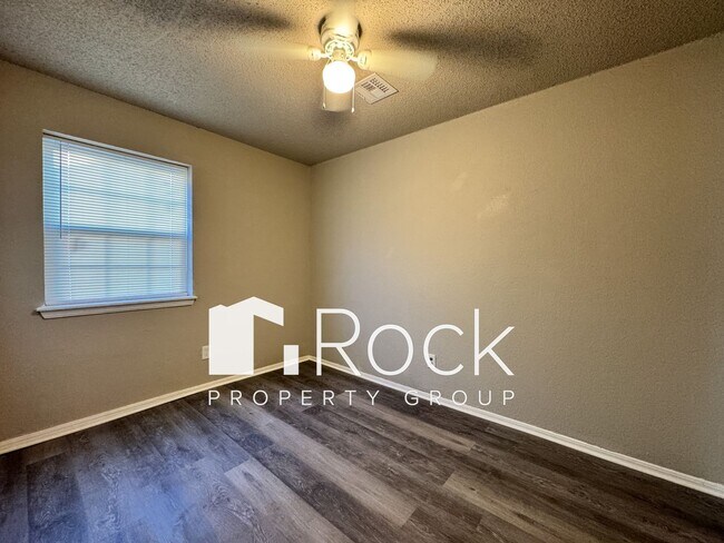 Building Photo - 3 Bedroom Townhome in West OKC