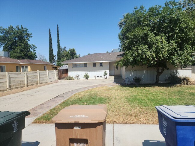 Building Photo - Charming property in Bakersfield – Minutes...
