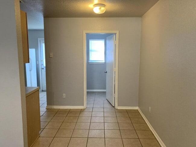 Building Photo - 2807 Cantabrian Dr