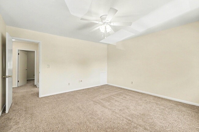 Building Photo - 933 E Maple St
