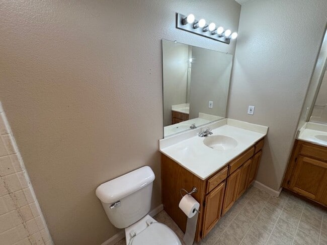 Building Photo - 3 Bedroom Townhouse Available Soon!