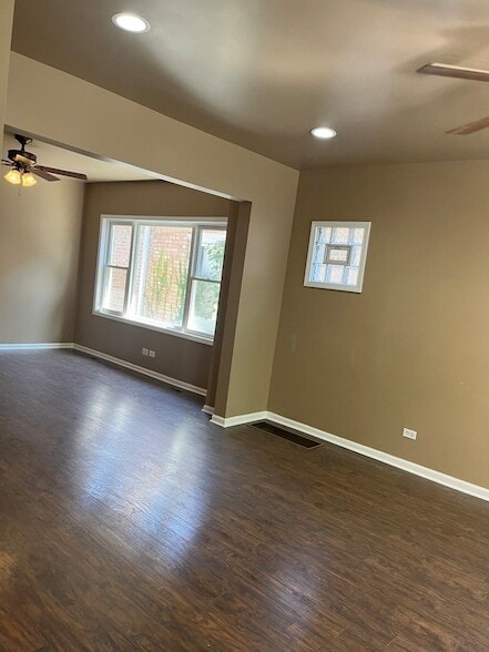 Building Photo - 722 E 91st Pl