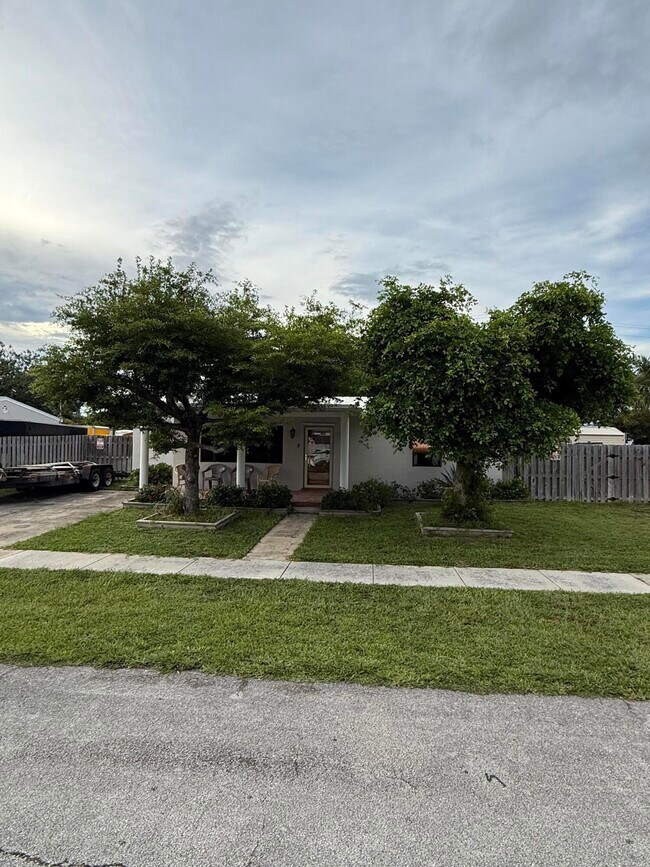 Building Photo - 817 Elm Rd