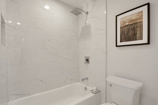tub/shower with top of the line hardware and porcelain tiles - 3309 Wyndham Cir