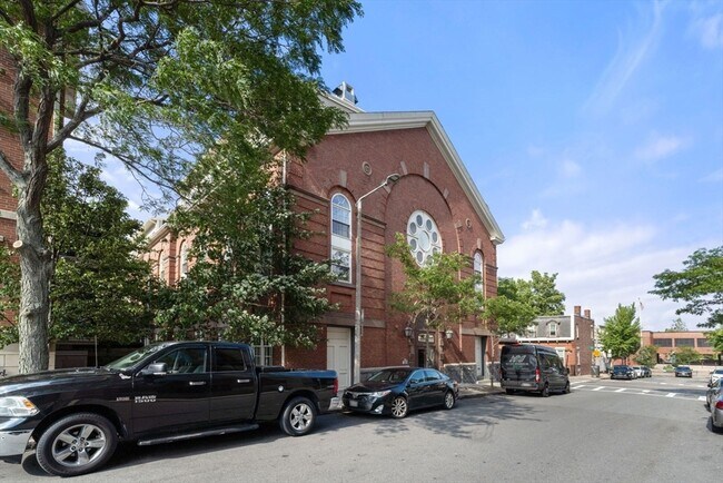 Building Photo - 616 E 4th St