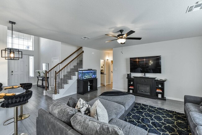 Building Photo - 6306 Golden Gate Dr