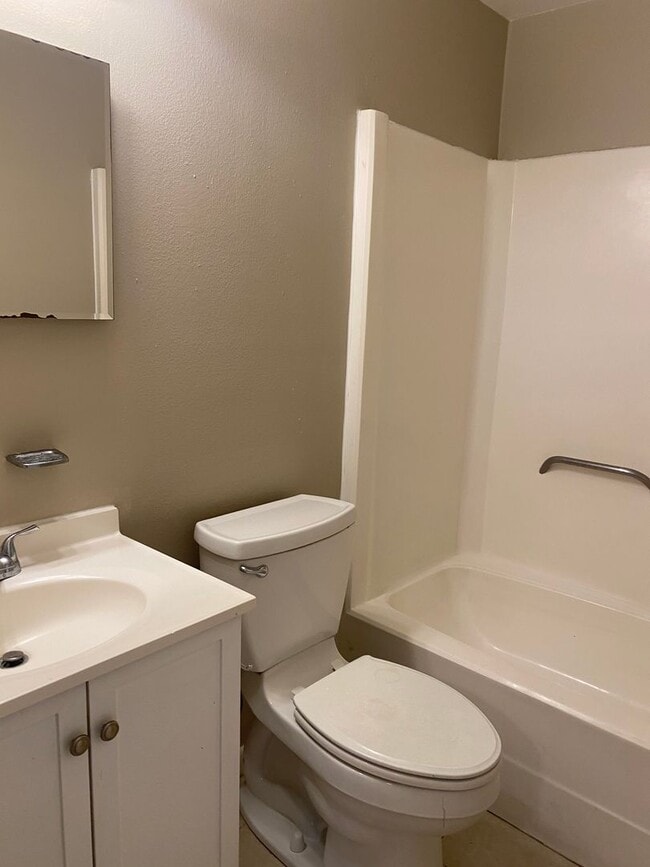 Building Photo - One Bedroom Apartment