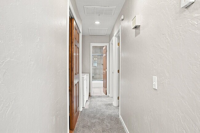 Building Photo - $1,945.95 with $300 Off the first month's rent, 2 Beds - 1 Bath, Single Family Home in Lakewood w...