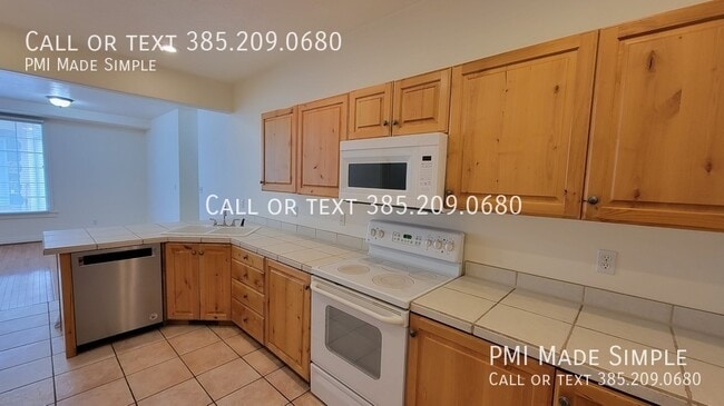 Building Photo - 3042 E Somerset Dr