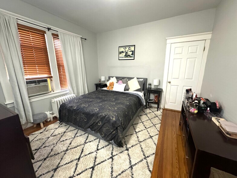 Building Photo - 5 8th Ave