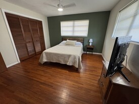 Building Photo - 701 Chicago Ave