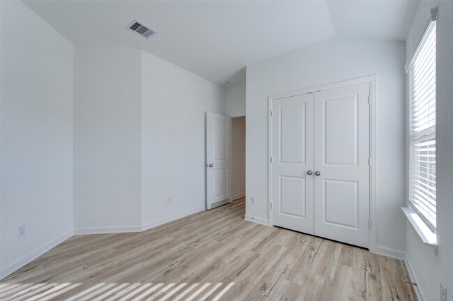 Building Photo - 3330 Meadknoll Ln