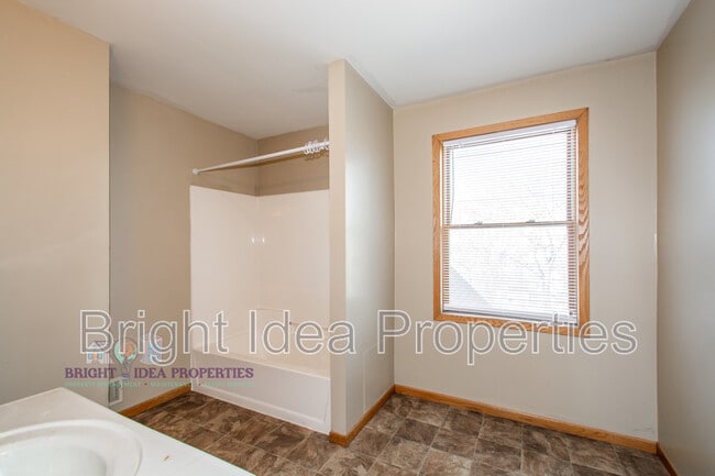 Building Photo - 863 Clark St N