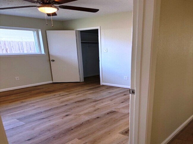 Building Photo - 5363 King Richard Dr