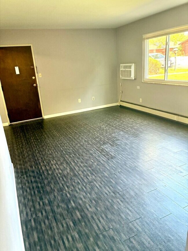 Building Photo - Great Two Bedroom, One Bath Apartments for Rent in East Loveland!  2 Weeks Free, Flexible lease t...