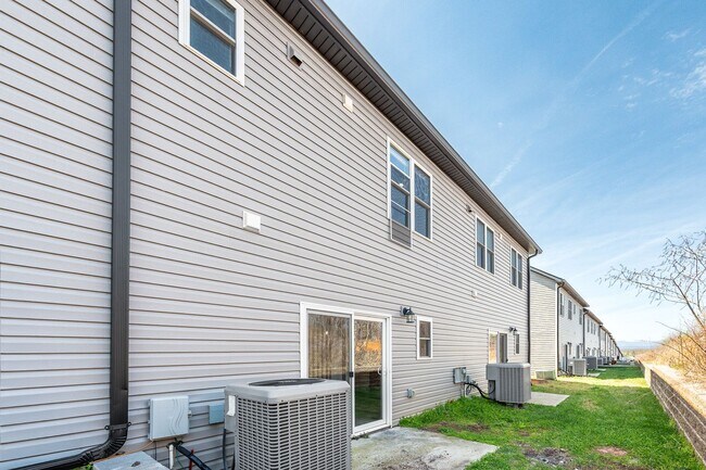 Building Photo - 3 Bedroom Townhome in Campbell County