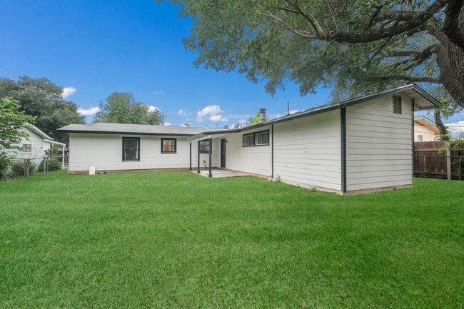 Building Photo - 323 Craigmont Ln