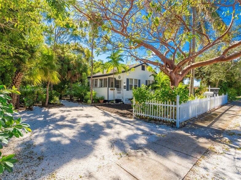 Primary Photo - 229 SW 3rd Pl