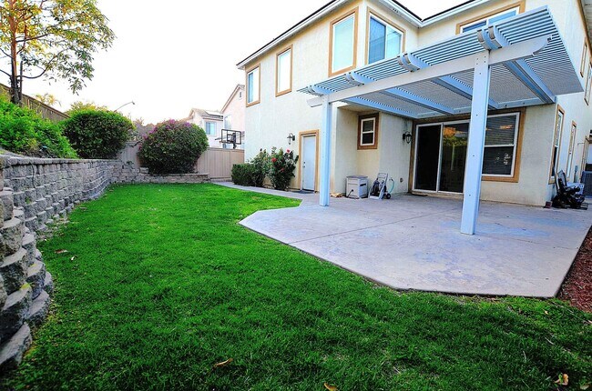 Building Photo - 4Br/3-1/2 bathroom Home