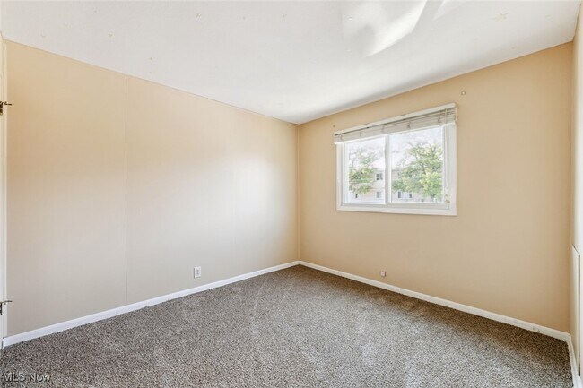 Building Photo - 215 Dalepark Dr