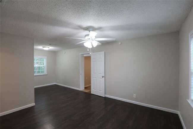 Building Photo - 8418 Grovecrest Dr