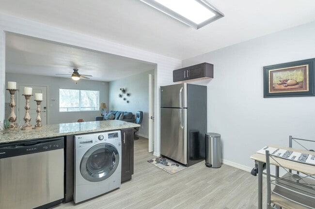 Building Photo - 838 E 9th St