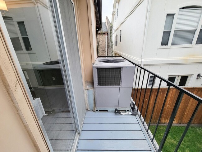 Building Photo - 1418 Vermont St