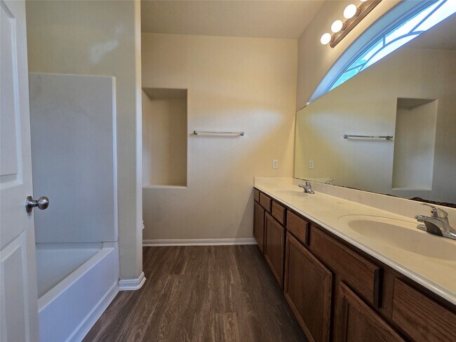 Building Photo - 802 Marksey Ct