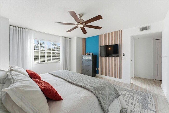 Building Photo - 13838 Fairway Island Dr