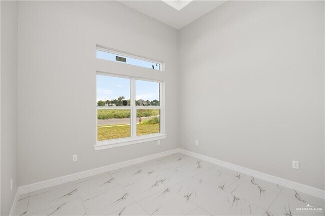 Building Photo - 13 Fairway Dr