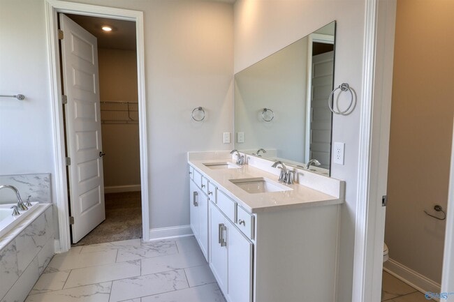 Building Photo - 102 Clift Crk Dr