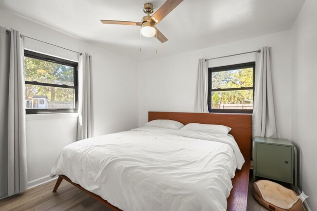 Building Photo - 3506 Claridge Rd E