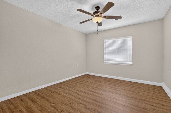 Building Photo - 2/2 Duplex in Umatilla w/ Private Fenced Yard & Dual Screened Patios!