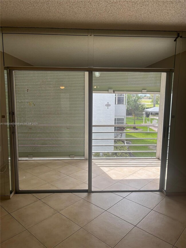 Building Photo - 3000 Sunrise Lakes Dr W