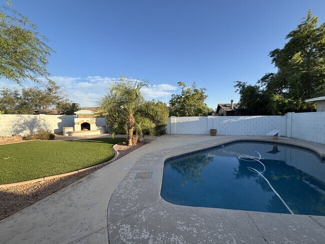 Building Photo - 3441 E Claire Dr