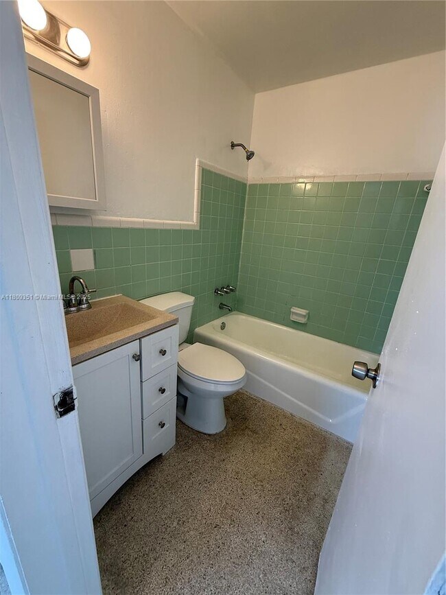 Building Photo - 519 SW 27th Ave