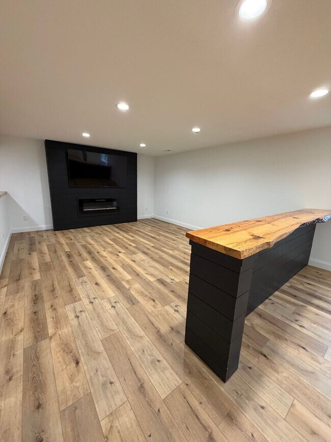 Building Photo - 4 BED 3 1/2 BATH HOUSE