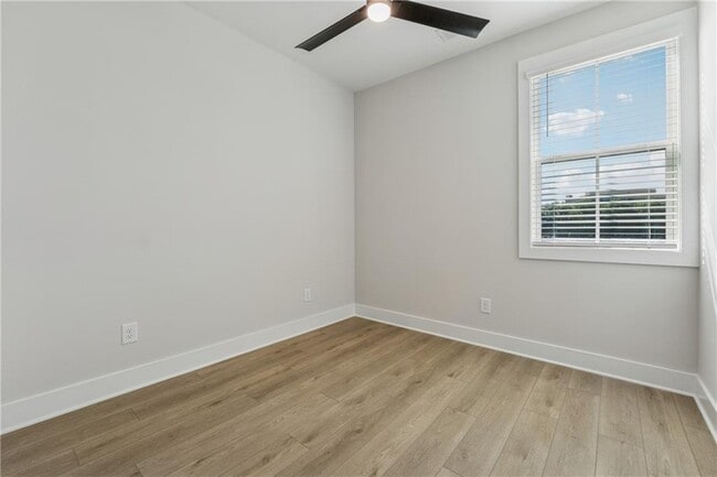 Building Photo - 428 Meadows Ln