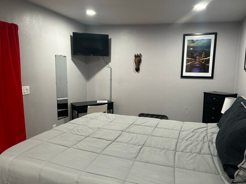 Building Photo - 2205 W Adams St