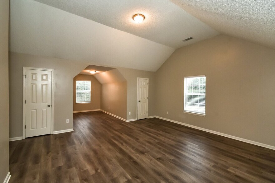 Building Photo - 3900 Majestic Way