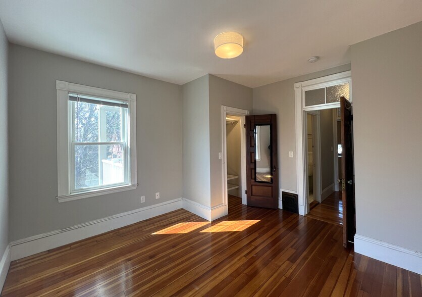 Building Photo - 107 Oxford St