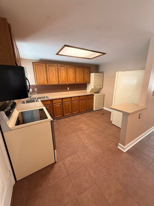 Building Photo - 2076 Terrylynn Ave