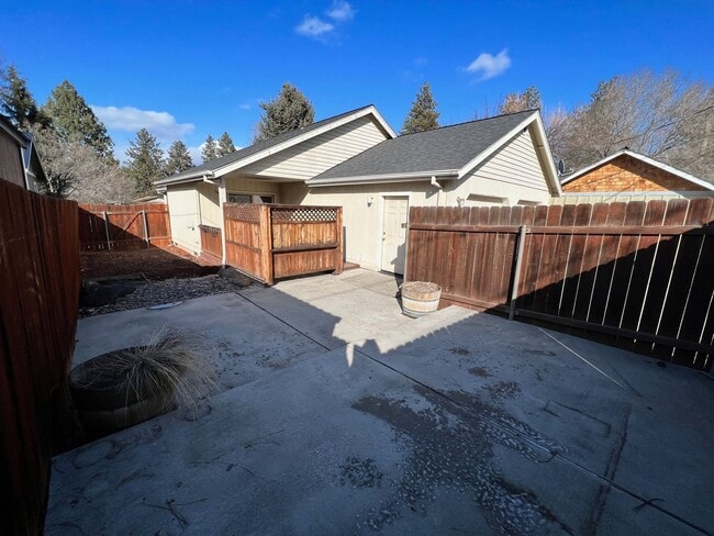 Building Photo - Three Bedroom House on Bend's West Side with RV Parking