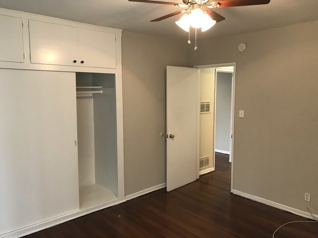 Building Photo - 917 N Hudson Ave