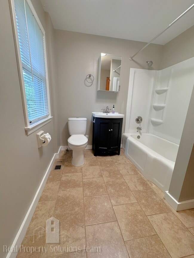 Building Photo - Two Story Home in Upper Arlington with att...