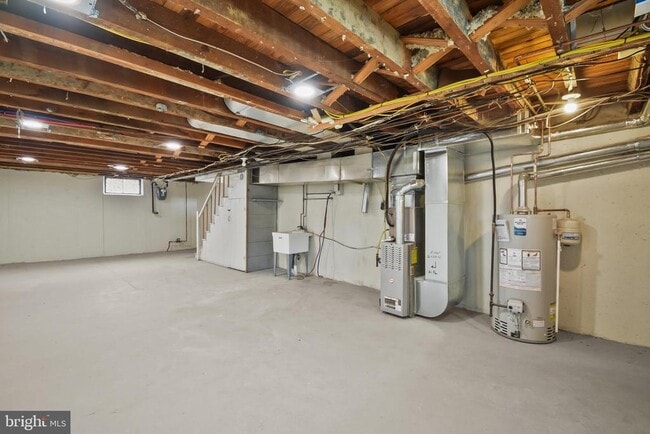 Building Photo - 1051 Oakwood Dr