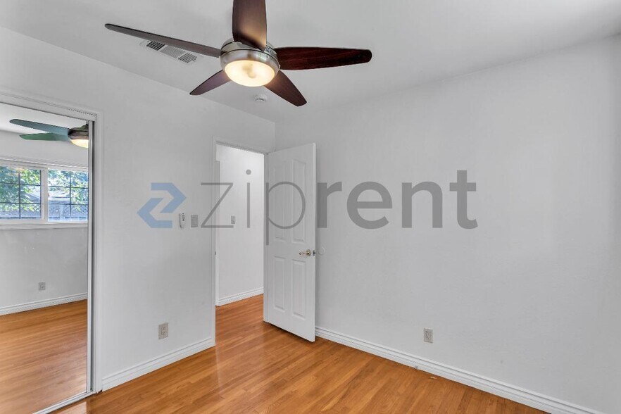 Building Photo - Unit
